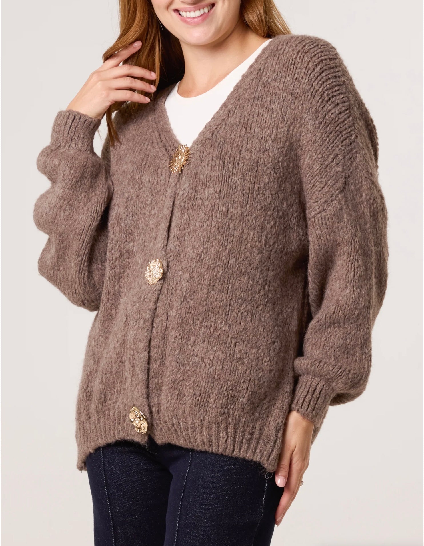 Thick knit Cardigan Gold brooch Button