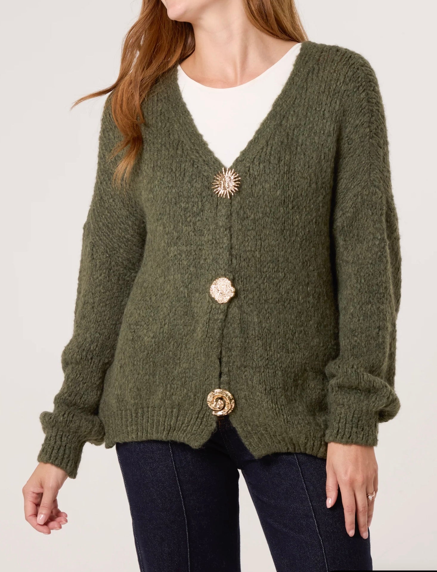 Thick knit Cardigan Gold brooch Button